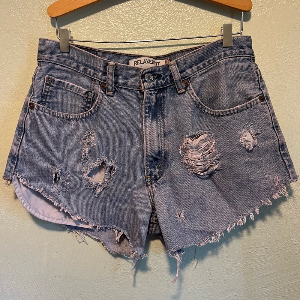 LEVIS 550 cut off distressed jean shorts w/ studded back pocket SZ 32 W